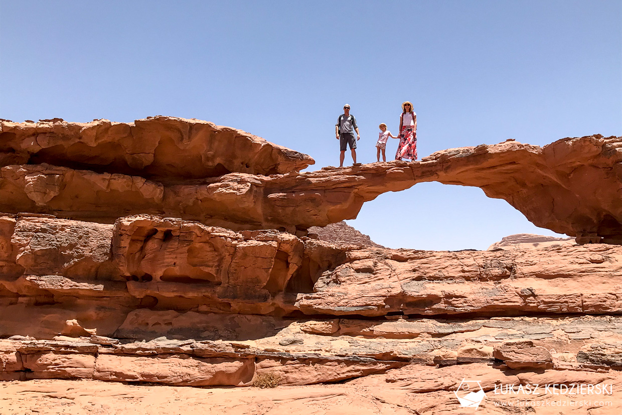 atrakcje wadi rum small rock arch mały łuk skalny jordania