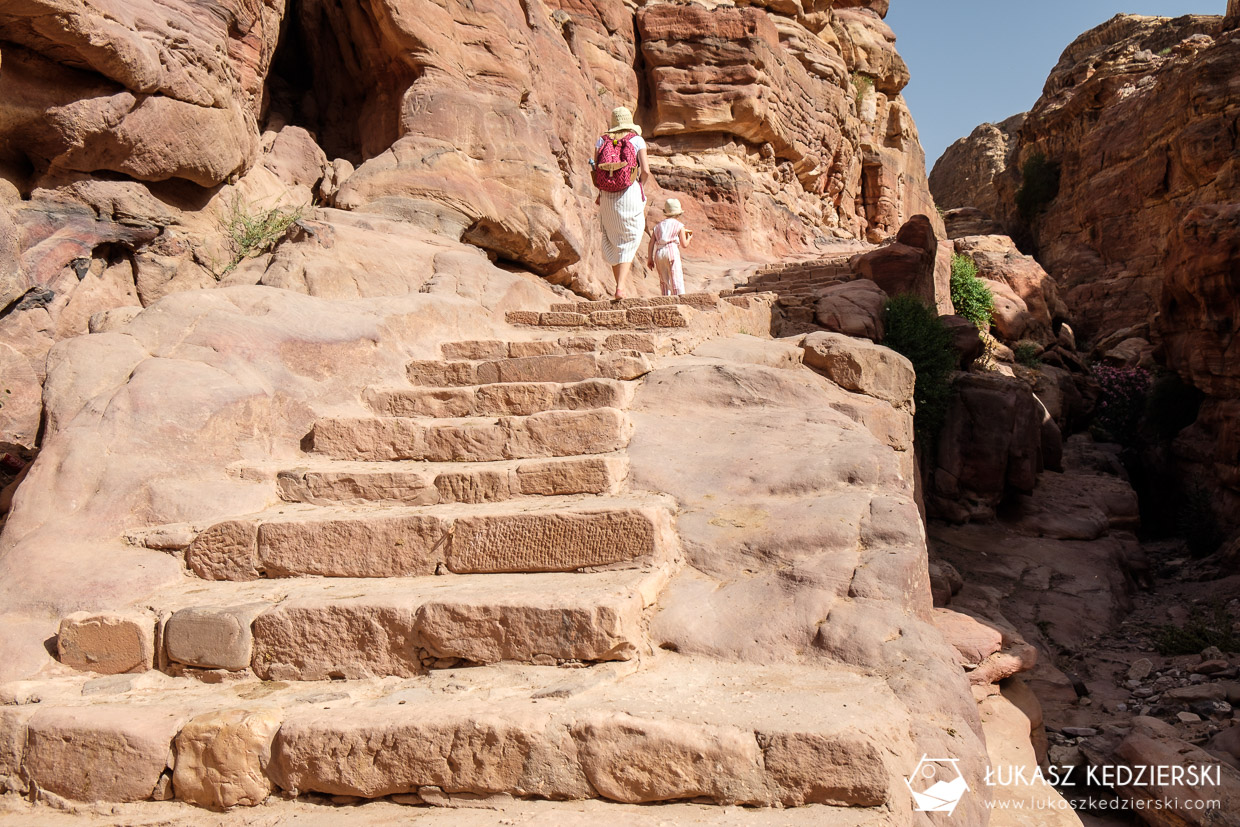 jordania petra ad deir monastery trail