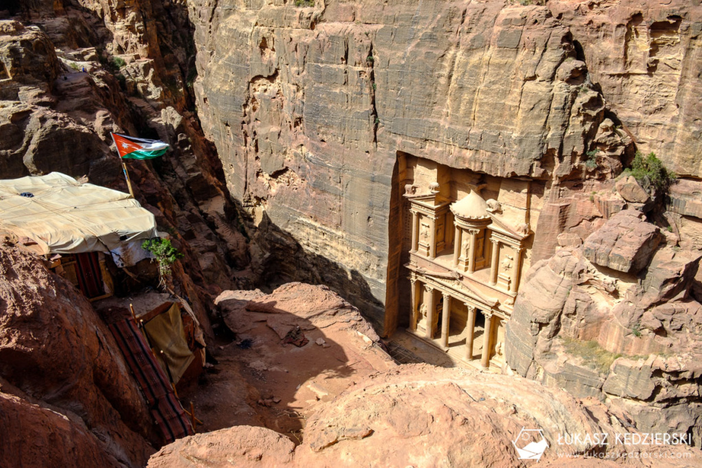 Petra - szlak Al-Khubtha Trail z pięknym widokiem na Skarbiec Faraona