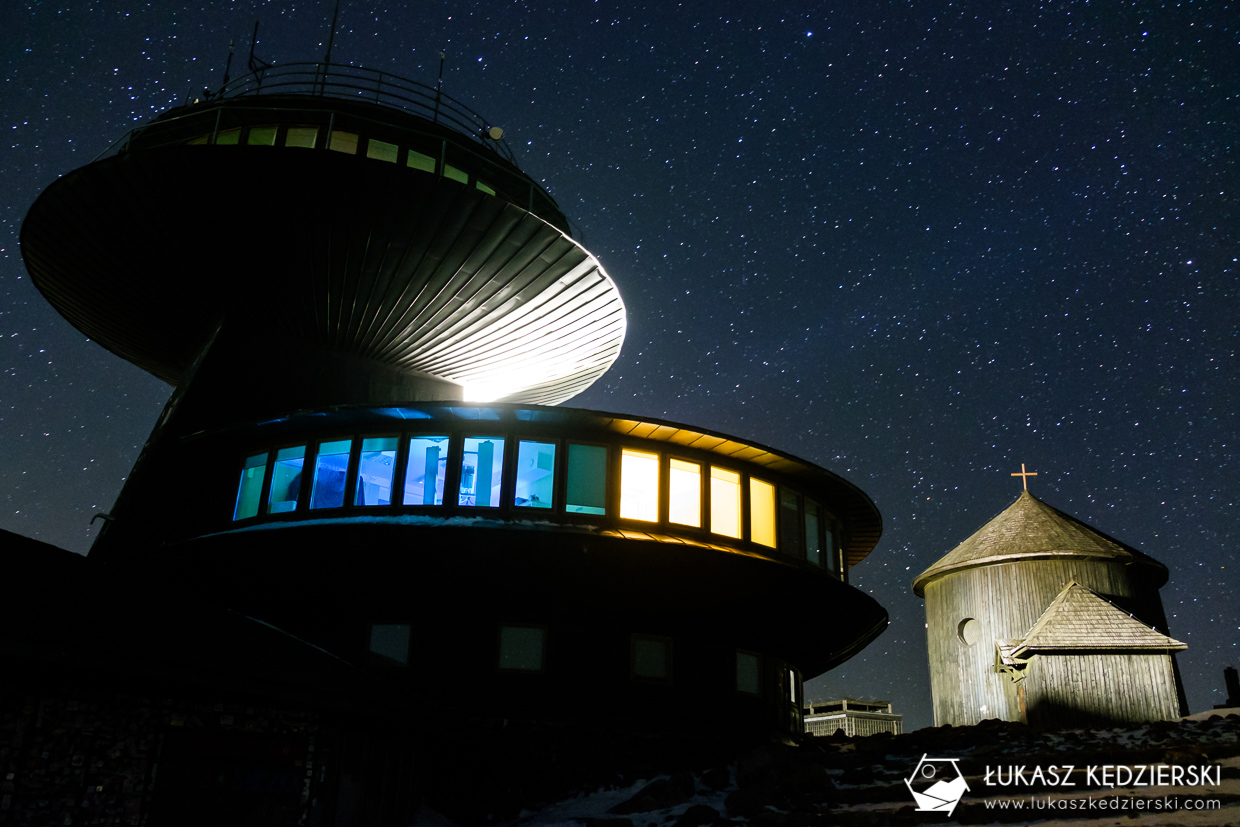 karkonosze nocą zdjęcia nocne zdjęcia karkonoszy nocne zdjęcia obserwatorium na śnieżce Wysokogórskie Obserwatorium Meteorologiczne na Śnieżce