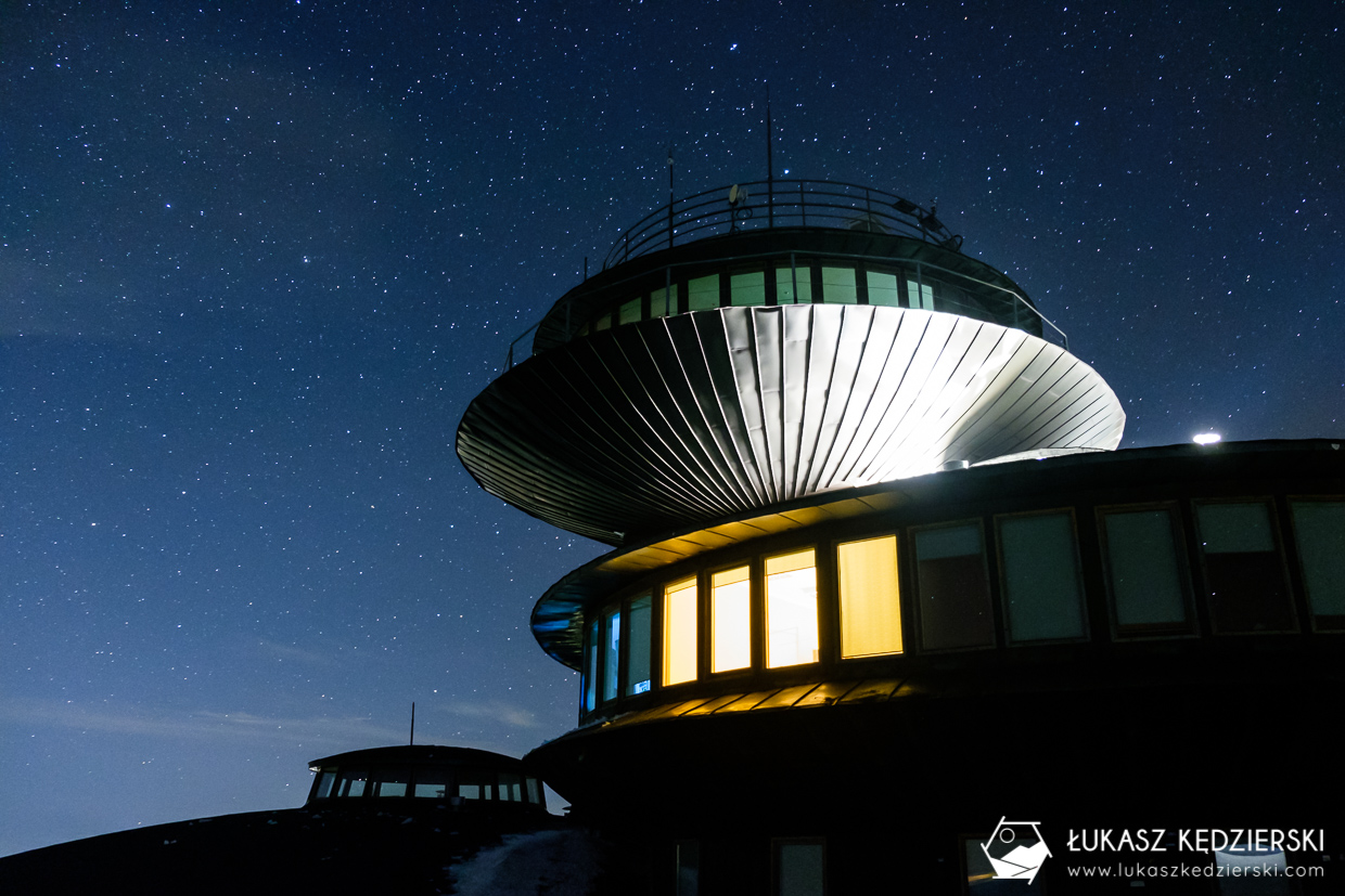 karkonosze nocą zdjęcia nocne zdjęcia karkonoszy nocne zdjęcia obserwatorium na śnieżce Wysokogórskie Obserwatorium Meteorologiczne na Śnieżce