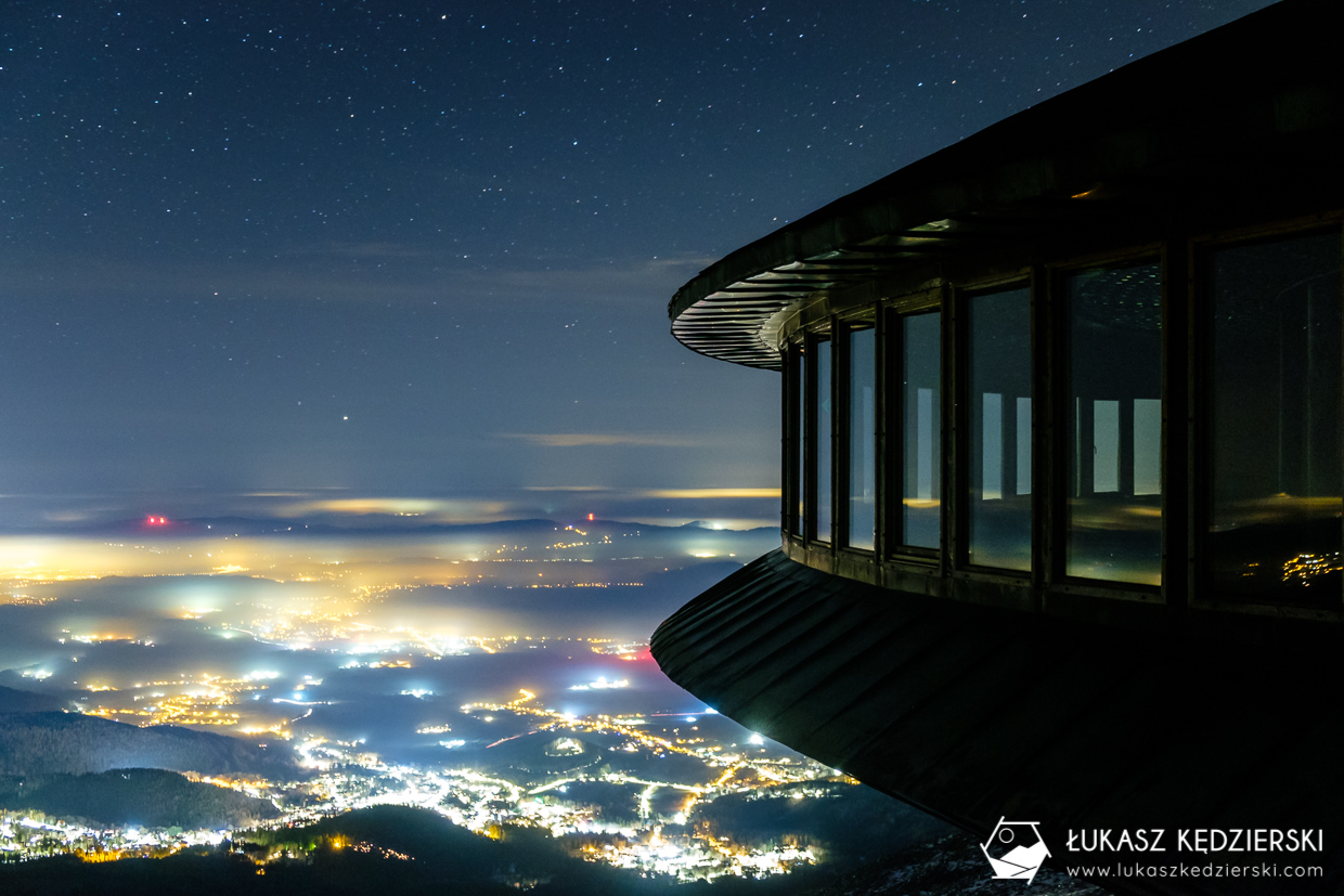 karkonosze nocą zdjęcia nocne zdjęcia karkonoszy nocne zdjęcia obserwatorium na śnieżce Wysokogórskie Obserwatorium Meteorologiczne na Śnieżce