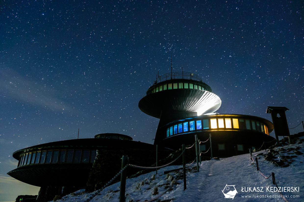 karkonosze nocą zdjęcia nocne zdjęcia karkonoszy nocne zdjęcia obserwatorium na śnieżce Wysokogórskie Obserwatorium Meteorologiczne na Śnieżce