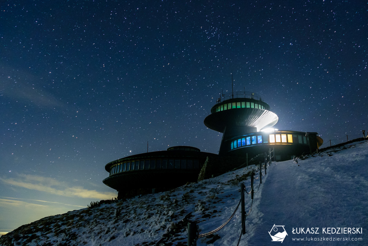 karkonosze nocą zdjęcia nocne zdjęcia karkonoszy nocne zdjęcia obserwatorium na śnieżce Wysokogórskie Obserwatorium Meteorologiczne na Śnieżce