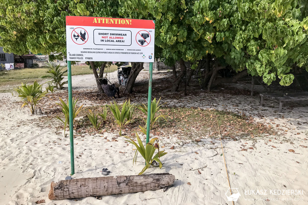 malediwy public beach znak