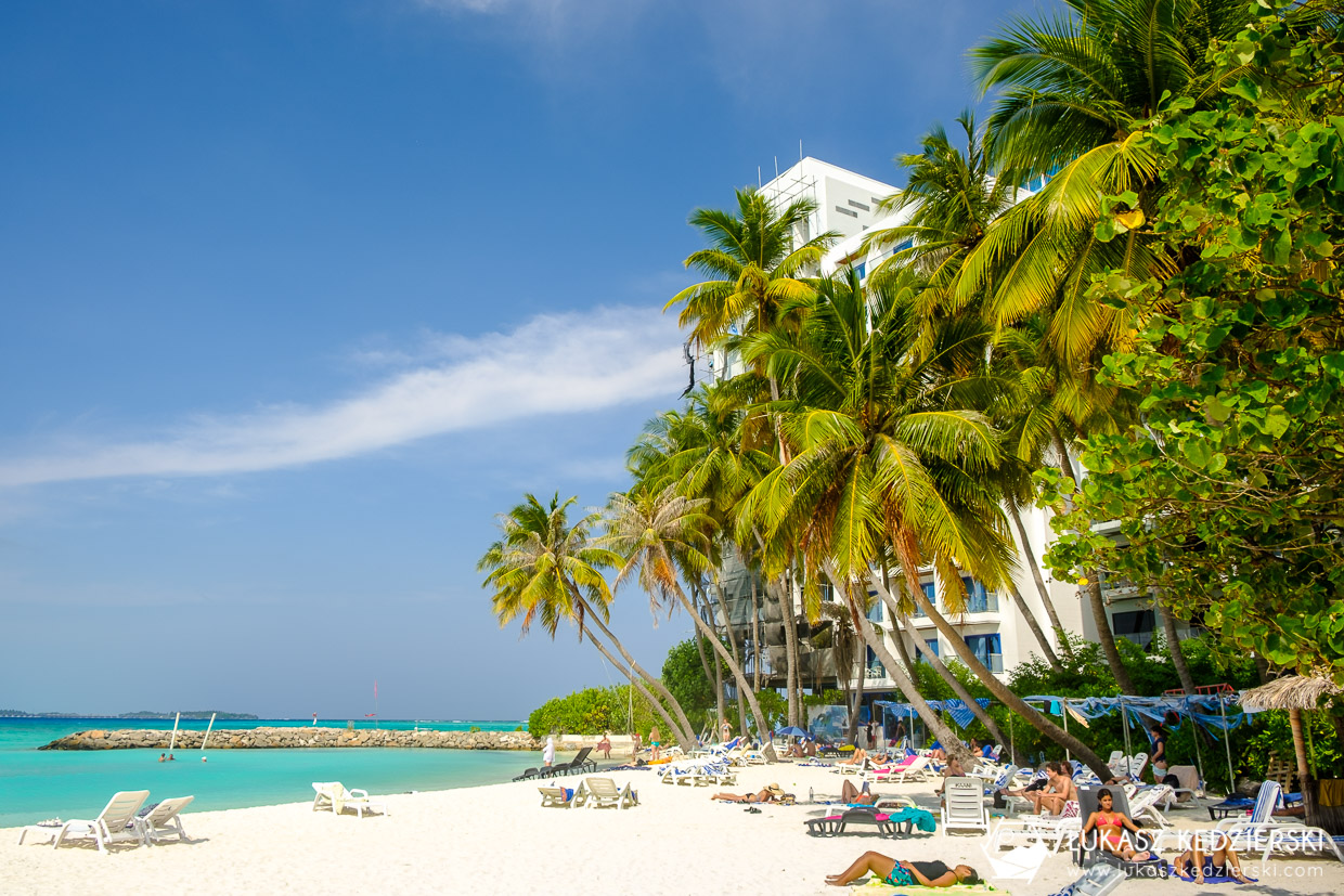 malediwy maafushi lokalna wyspa plaża bikini beach