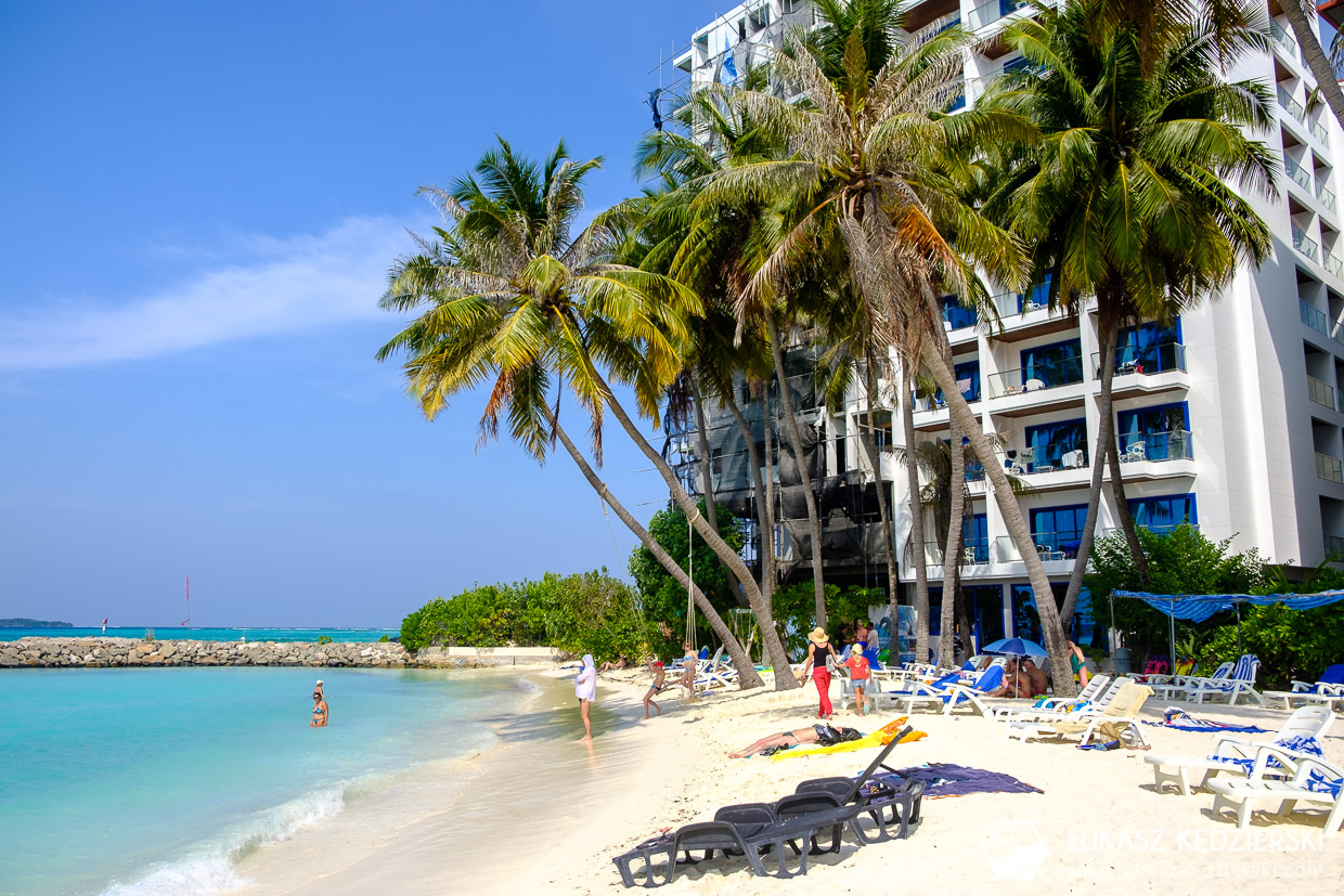 malediwy maafushi lokalna wyspa plaża bikini beach