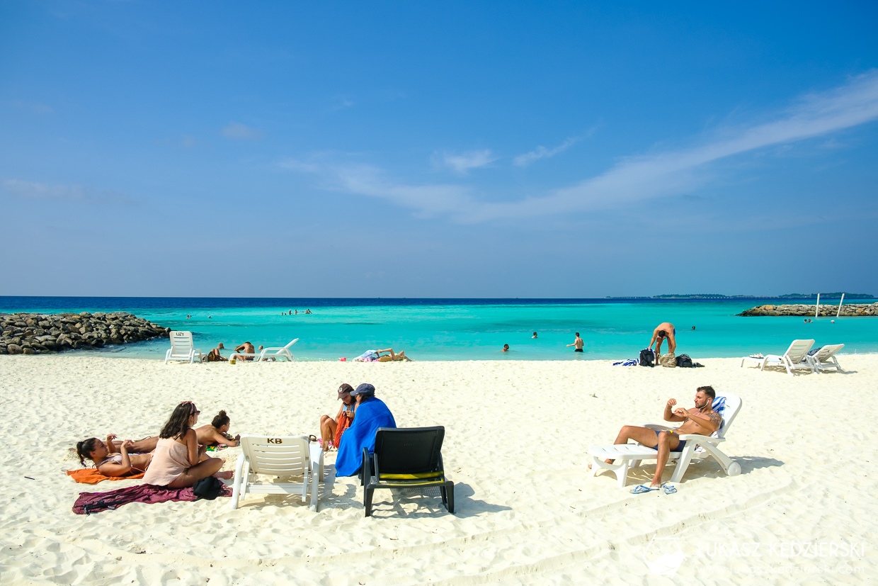 malediwy maafushi lokalna wyspa plaża bikini beach
