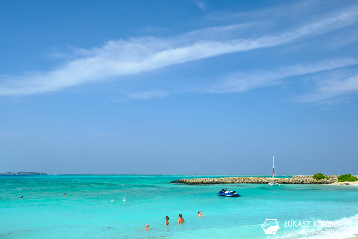 malediwy maafushi lokalna wyspa plaża bikini beach