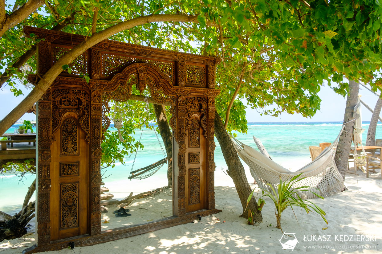 malediwy thulusdhoo lokalna wyspa plaża bikini beach