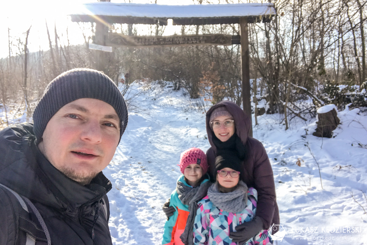 ślęża zimą, ślęża szlaki, dom turysty pod wieżycą, legenda panna z rybą, szlak na ślężę