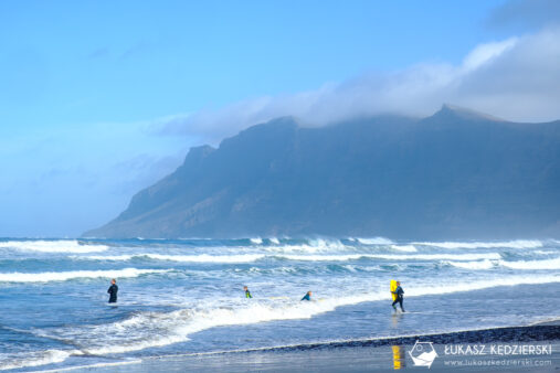 lanzarote wyspy kanaryjskie playa de famara plaza surfing