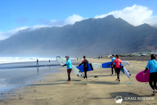 lanzarote wyspy kanaryjskie playa de famara plaza surfing