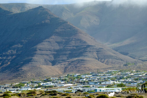 lanzarote wyspy kanaryjskie playa de famara plaza surfing