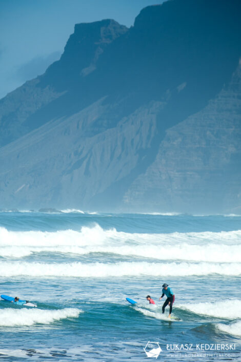 lanzarote wyspy kanaryjskie playa de famara plaza surfing