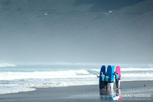lanzarote wyspy kanaryjskie playa de famara plaza surfing