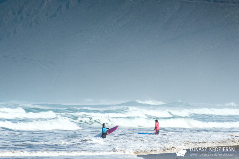lanzarote wyspy kanaryjskie playa de famara plaza surfing