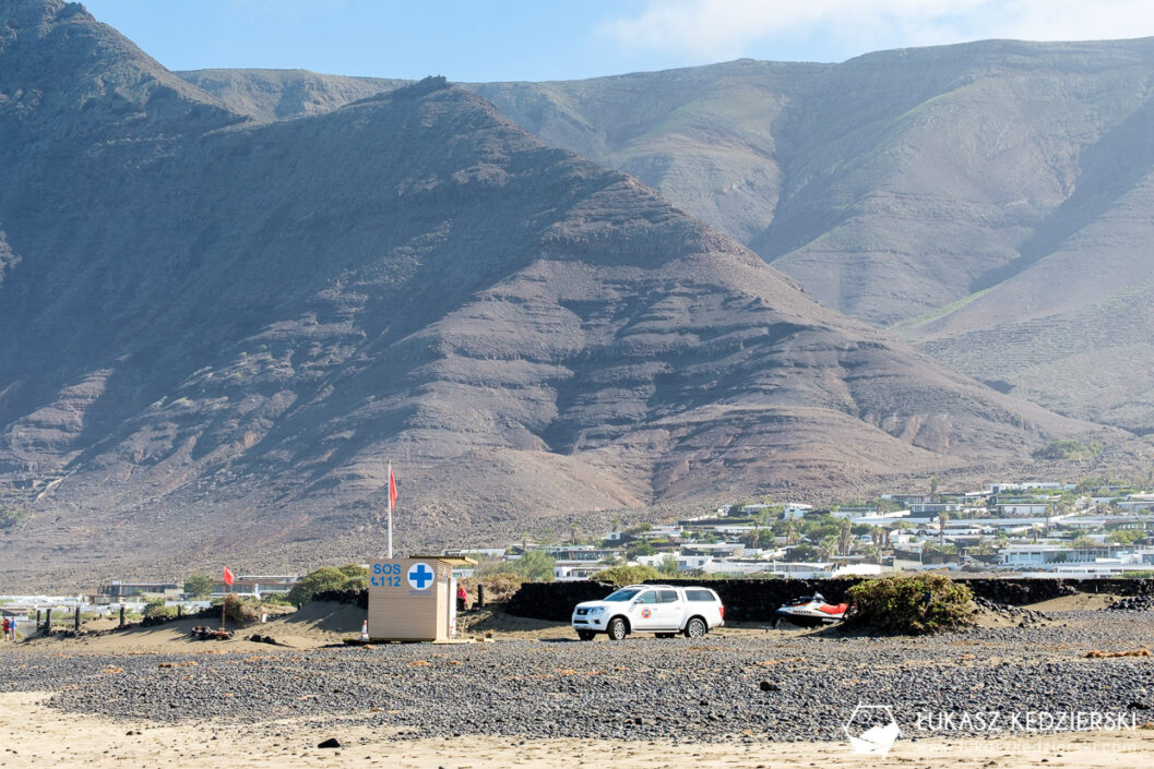 lanzarote wyspy kanaryjskie playa de famara plaza surfing