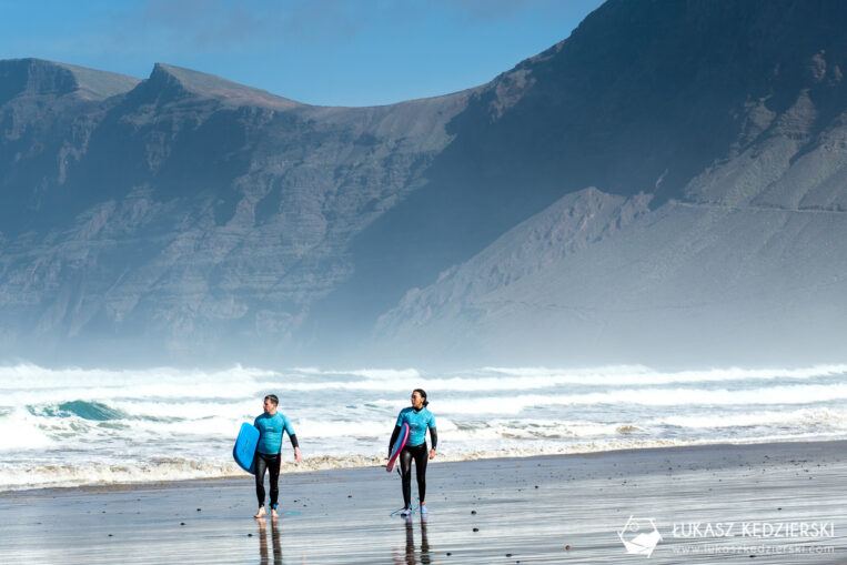 lanzarote wyspy kanaryjskie playa de famara plaza surfing