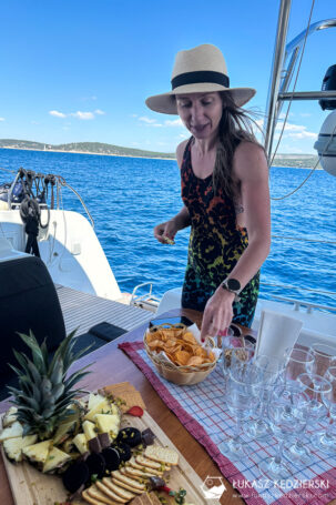 chorwacja more sailing katamaran jedzenie food