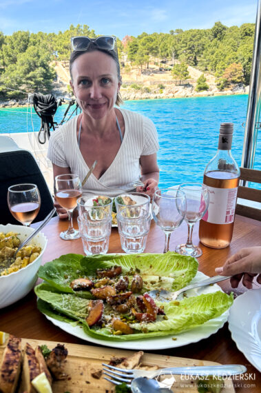 chorwacja more sailing katamaran jedzenie food