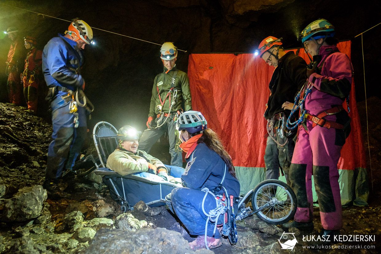 szerpowie nadziei speleoclub wrocław speleo szerpowanie