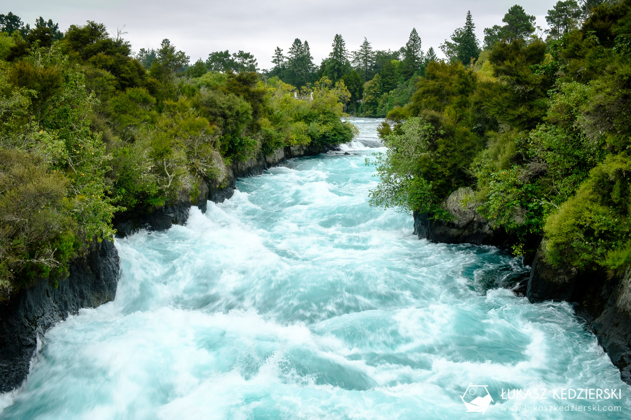 podróż do nowej zelandii huka falls wodospad